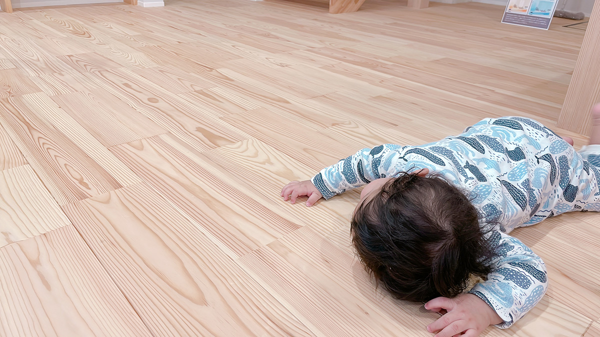 あづみの松の床はやわらかく、あたたかみがあるので赤ちゃんにも優しい